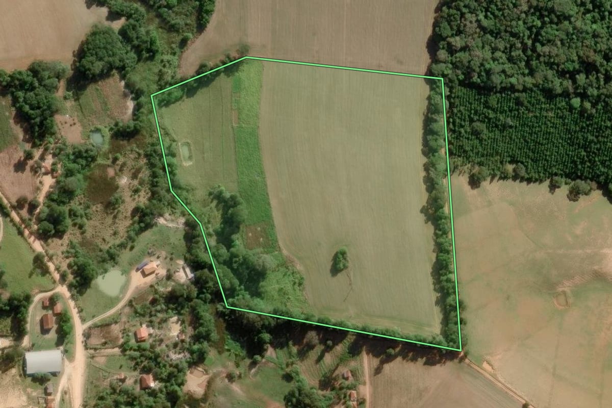 Imagem de satélite do imóvel rural em Itapeva (SP), com o contorno declarado no CAR desenhado por cima.