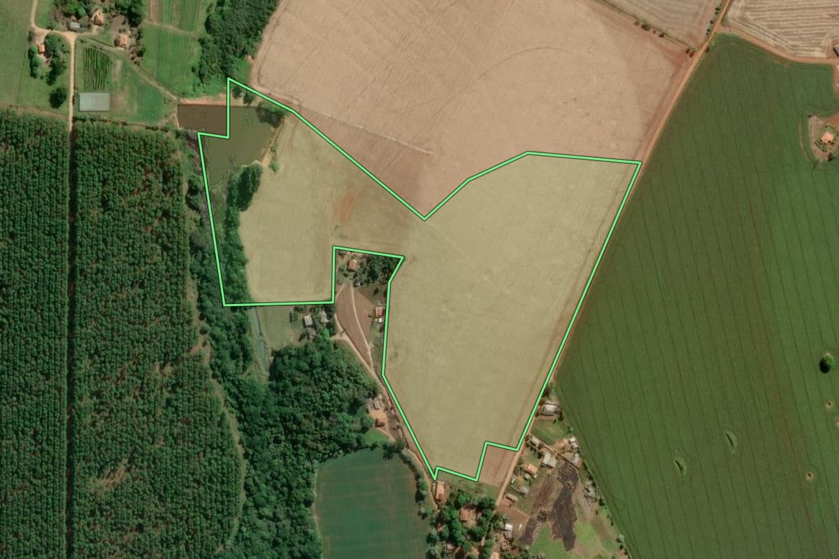 Imagem de satélite do imóvel rural em Itapeva (SP), com o contorno declarado no CAR desenhado por cima.