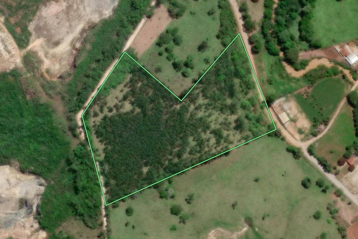 Imagem de satélite do imóvel rural em Itapeva (SP), com o contorno declarado no CAR desenhado por cima.