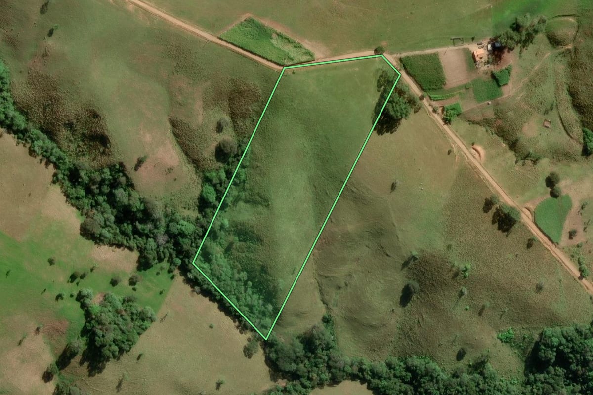 Imagem de satélite do imóvel rural em Itapeva (SP), com o contorno declarado no CAR desenhado por cima.