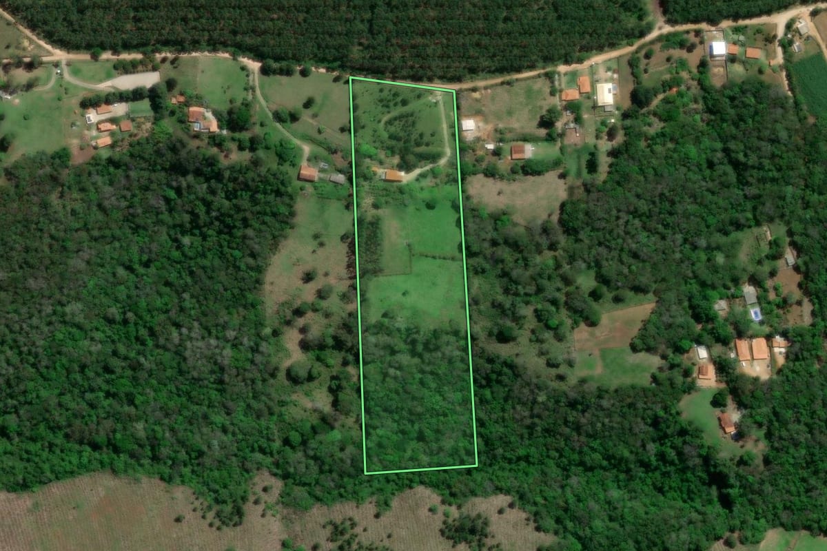 Imagem de satélite do imóvel rural em Itapeva (SP), com o contorno declarado no CAR desenhado por cima.