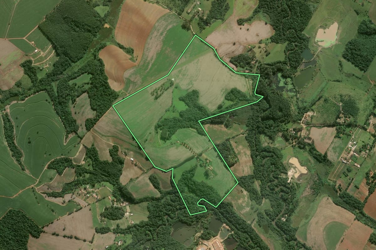 Imagem de satélite do imóvel rural em Itapeva (SP), com o contorno declarado no CAR desenhado por cima.