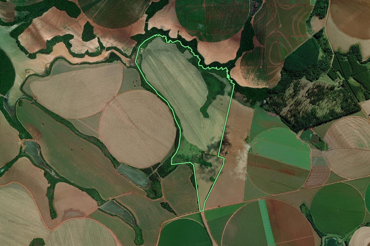 Imagem de satélite do imóvel rural em Itapeva (SP), com o contorno declarado no CAR desenhado por cima.