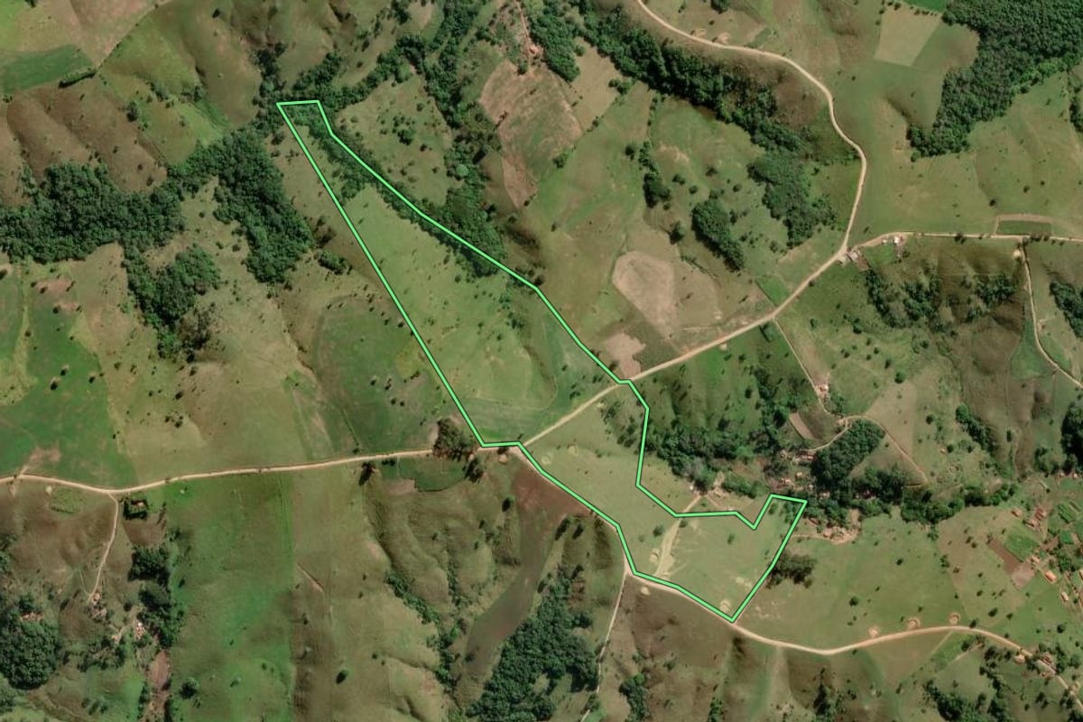 Imagem de satélite do imóvel rural em Itapeva (SP), com o contorno declarado no CAR desenhado por cima.