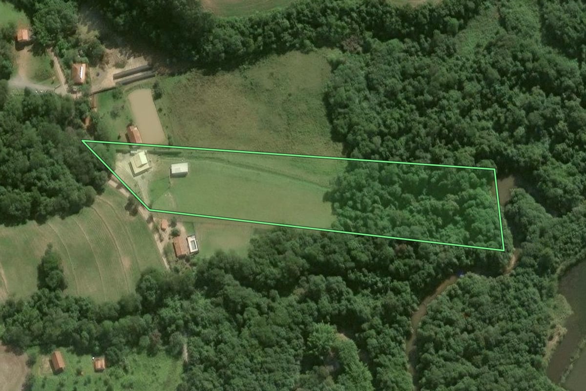 Imagem de satélite do imóvel rural em Itapeva (SP), com o contorno declarado no CAR desenhado por cima.