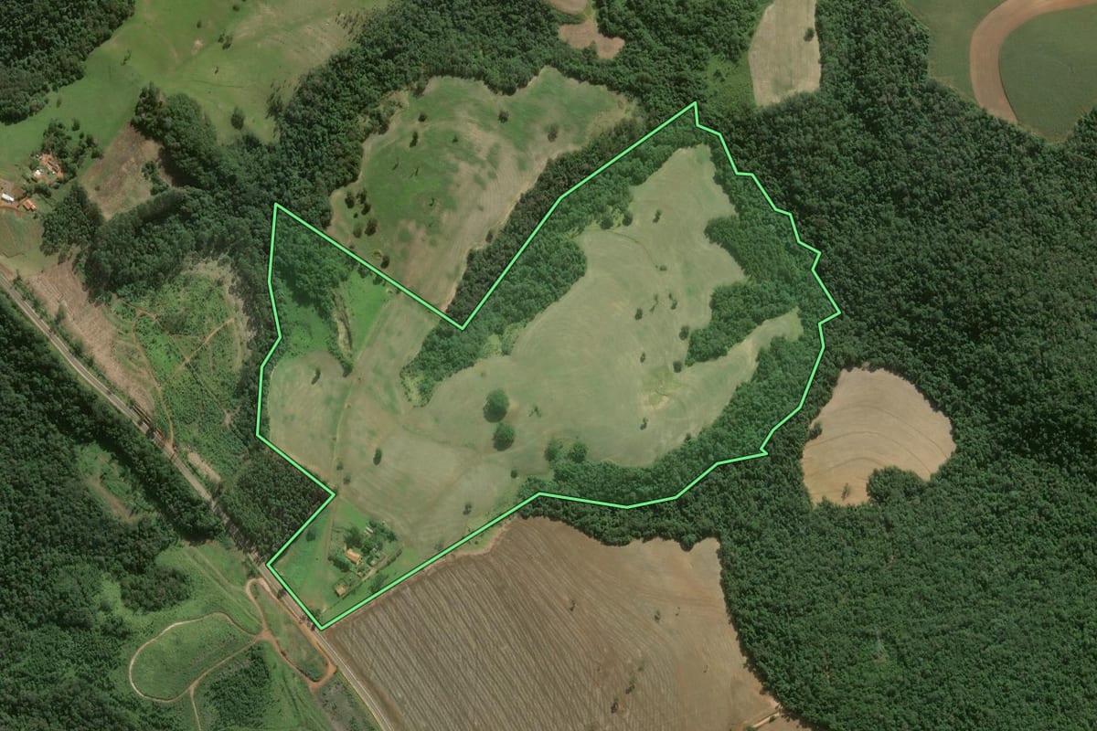 Imagem de satélite do imóvel rural em Itapeva (SP), com o contorno declarado no CAR desenhado por cima.