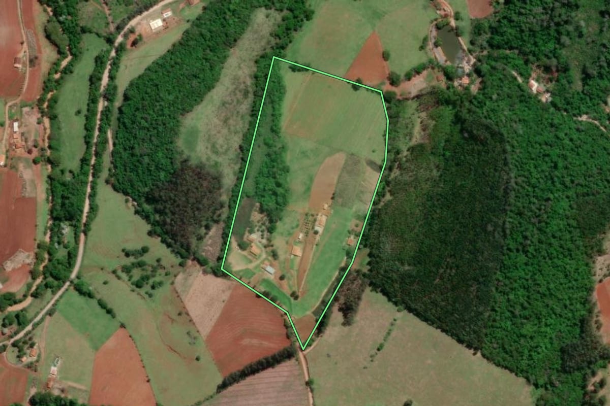 Imagem de satélite do imóvel rural em Itapeva (SP), com o contorno declarado no CAR desenhado por cima.