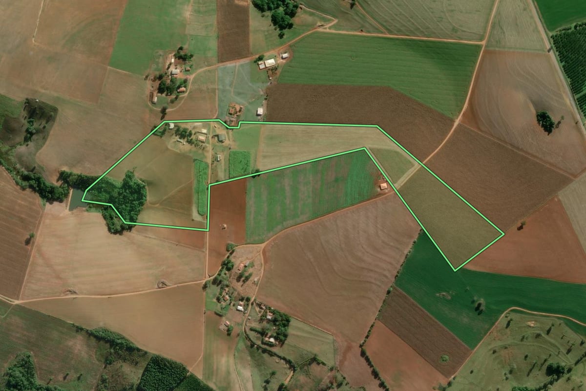 Imagem de satélite do imóvel rural em Itapeva (SP), com o contorno declarado no CAR desenhado por cima.