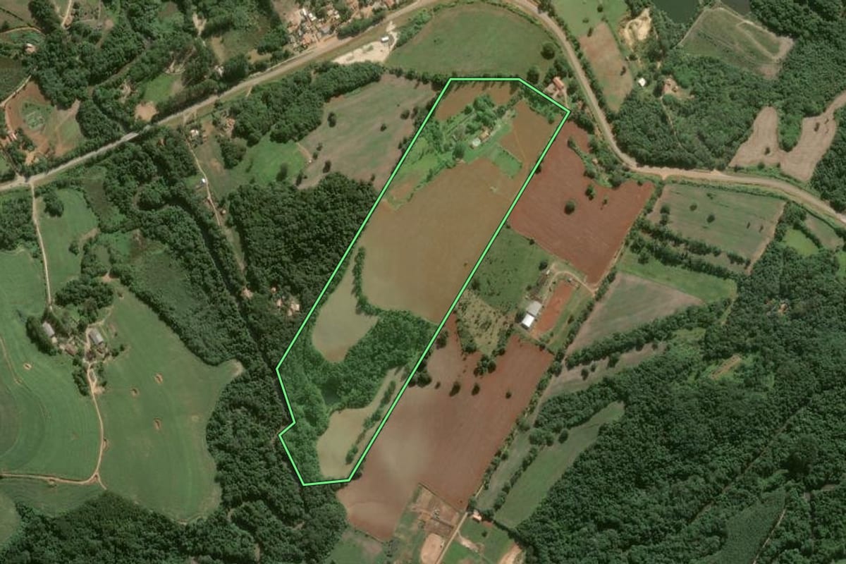 Imagem de satélite do imóvel rural em Itapeva (SP), com o contorno declarado no CAR desenhado por cima.