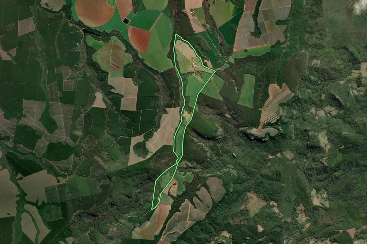 Imagem de satélite do imóvel rural em Itapeva (SP), com o contorno declarado no CAR desenhado por cima.