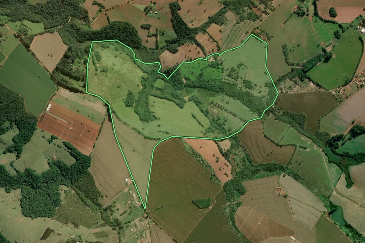 Imagem de satélite do imóvel rural em Itapeva (SP), com o contorno declarado no CAR desenhado por cima.