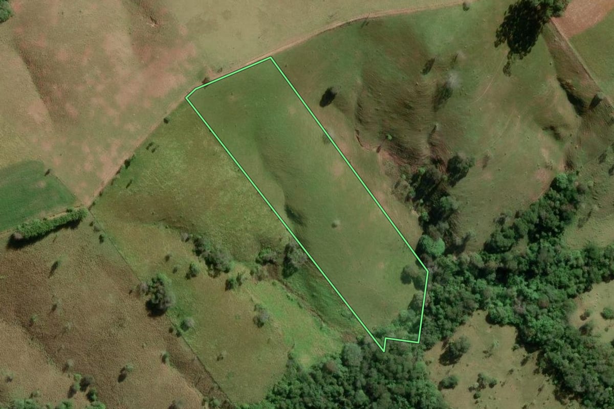 Imagem de satélite do imóvel rural em Itapeva (SP), com o contorno declarado no CAR desenhado por cima.