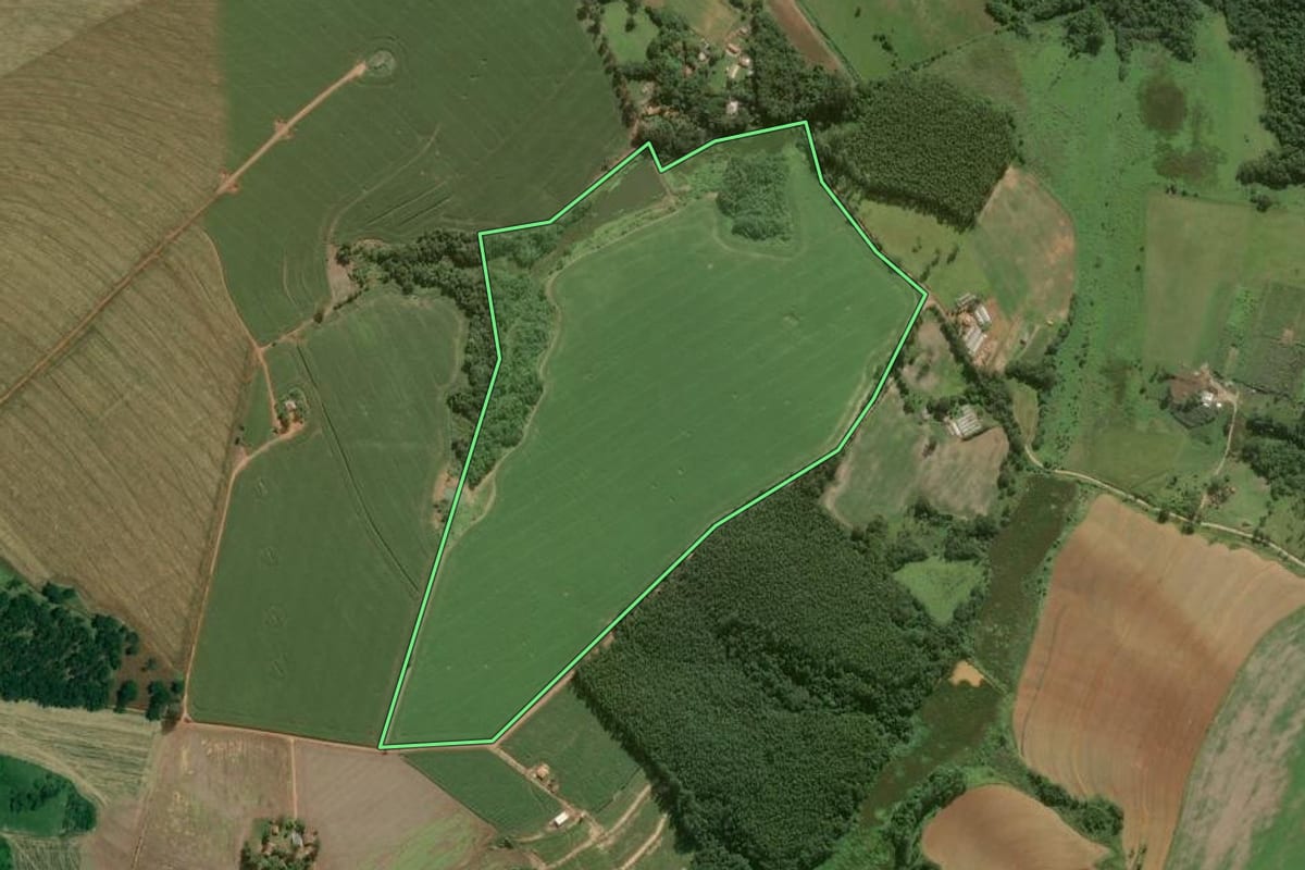 Imagem de satélite do imóvel rural em Itapeva (SP), com o contorno declarado no CAR desenhado por cima.