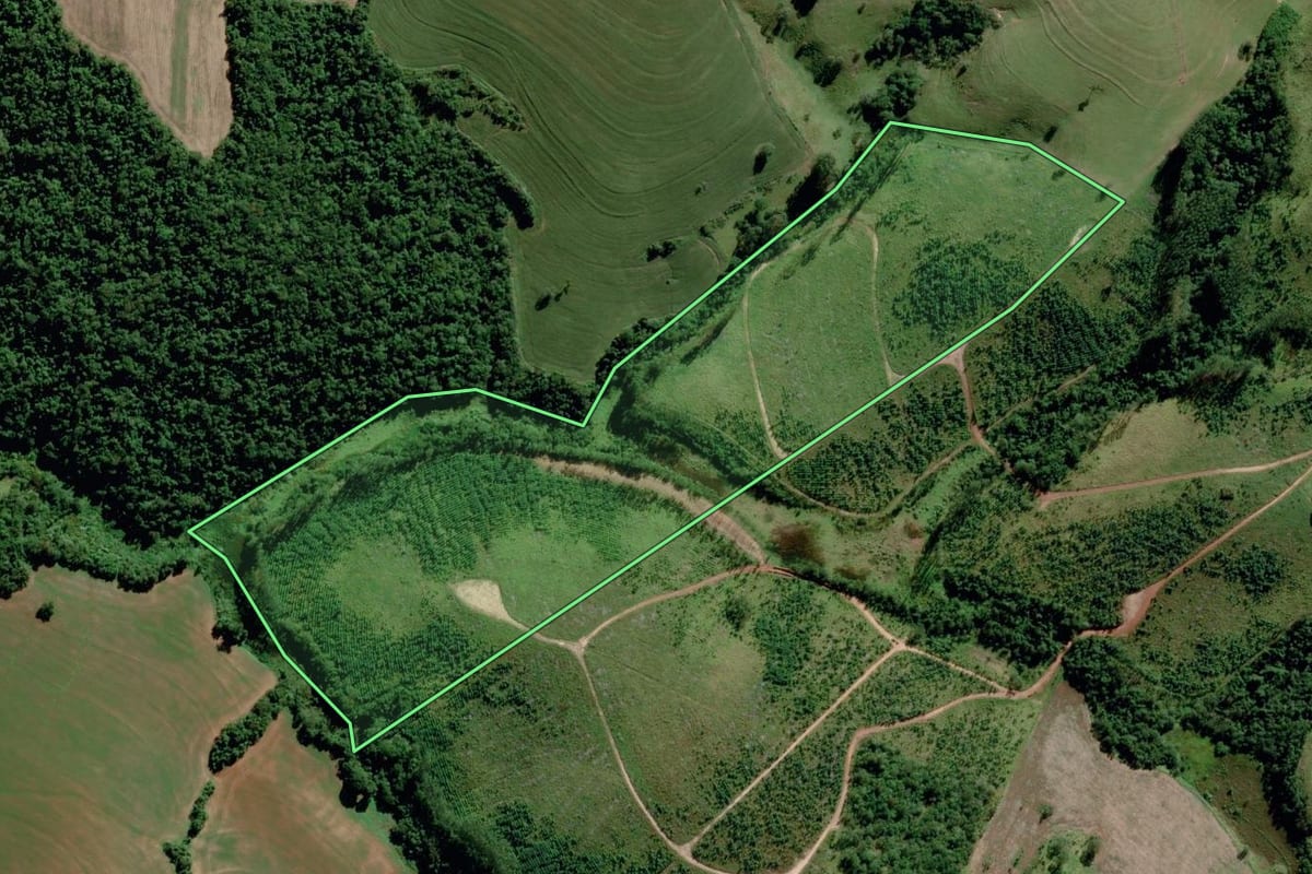 Imagem de satélite do imóvel rural em Itapeva (SP), com o contorno declarado no CAR desenhado por cima.
