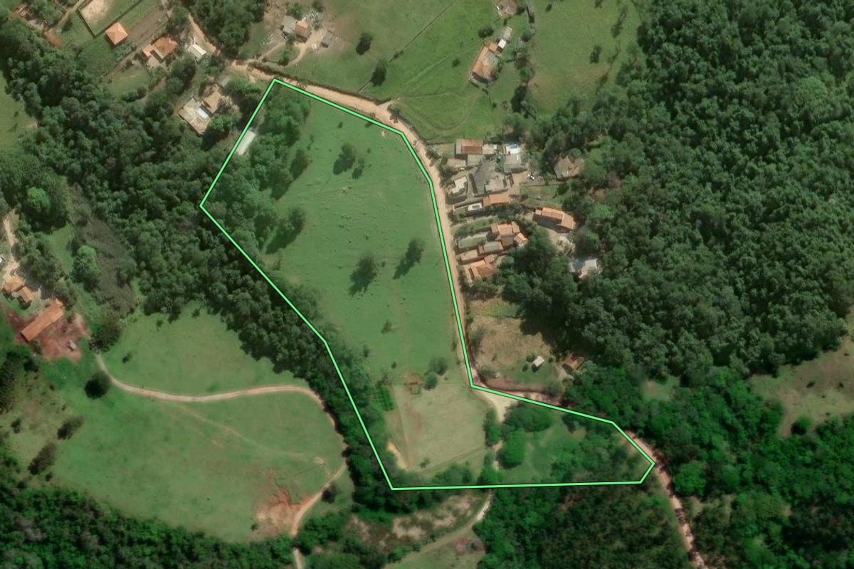 Imagem de satélite do imóvel rural em Itapeva (SP), com o contorno declarado no CAR desenhado por cima.