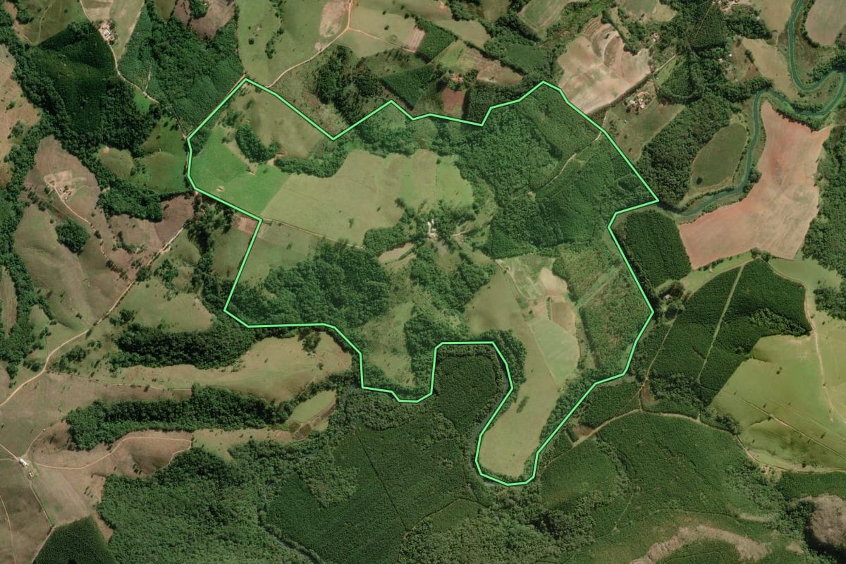 Imagem de satélite do imóvel rural em Itapeva (SP), com o contorno declarado no CAR desenhado por cima.