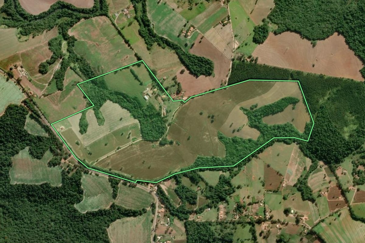 Imagem de satélite do imóvel rural em Itapeva (SP), com o contorno declarado no CAR desenhado por cima.