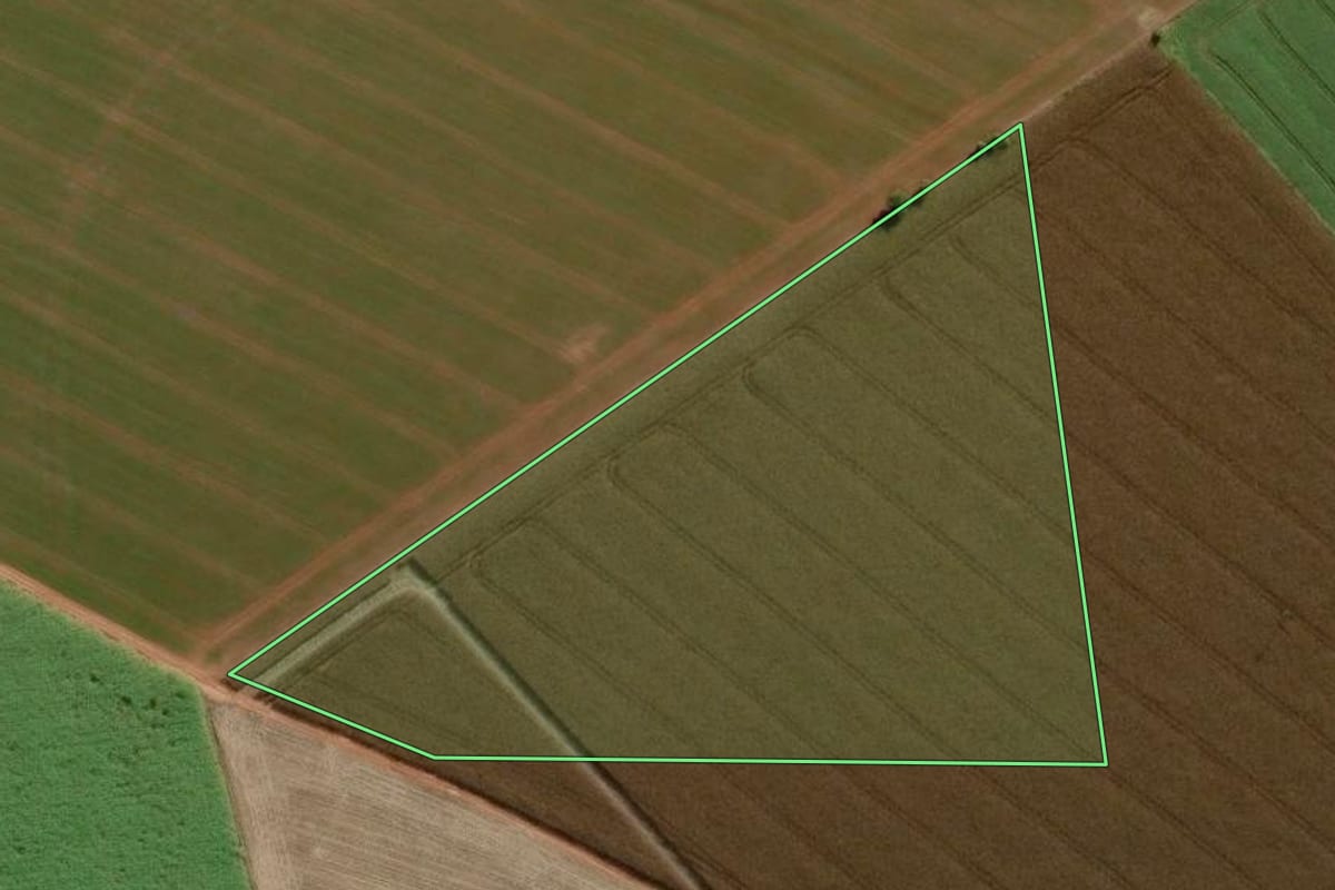 Imagem de satélite do imóvel rural em Itapeva (SP), com o contorno declarado no CAR desenhado por cima.