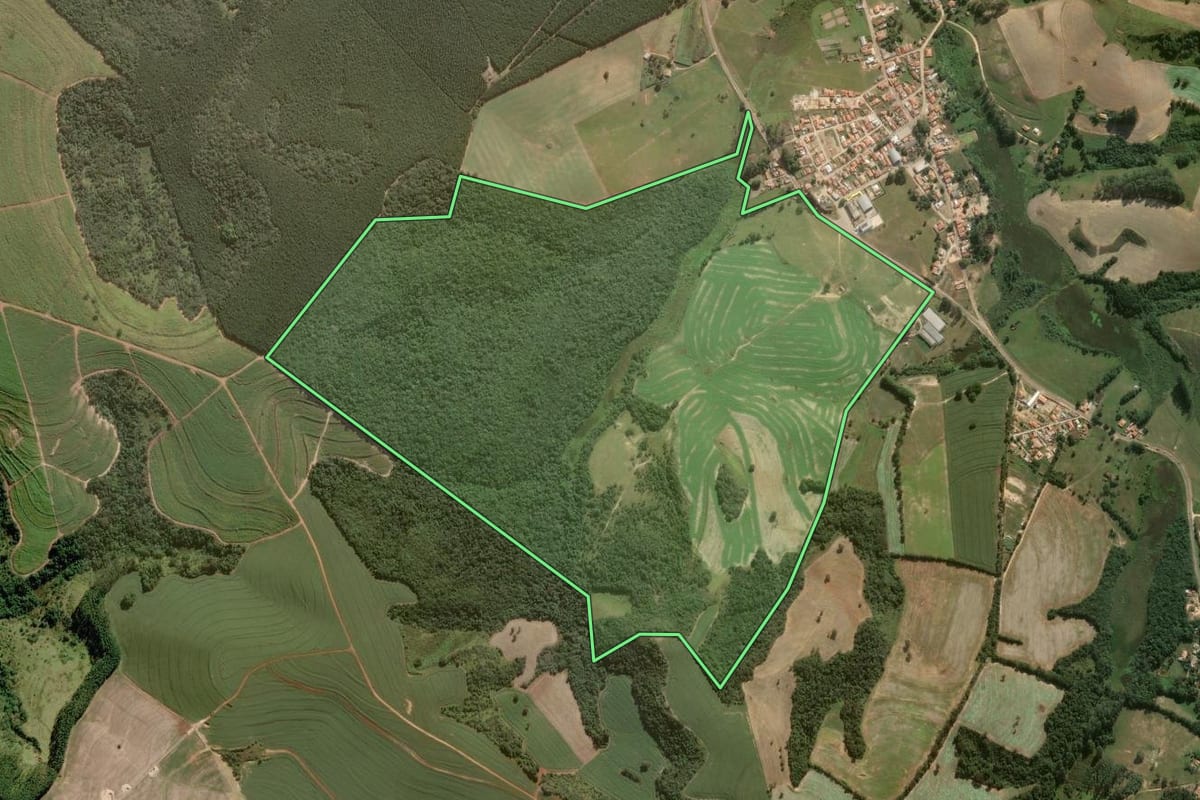 Imagem de satélite do imóvel rural em Itapeva (SP), com o contorno declarado no CAR desenhado por cima.