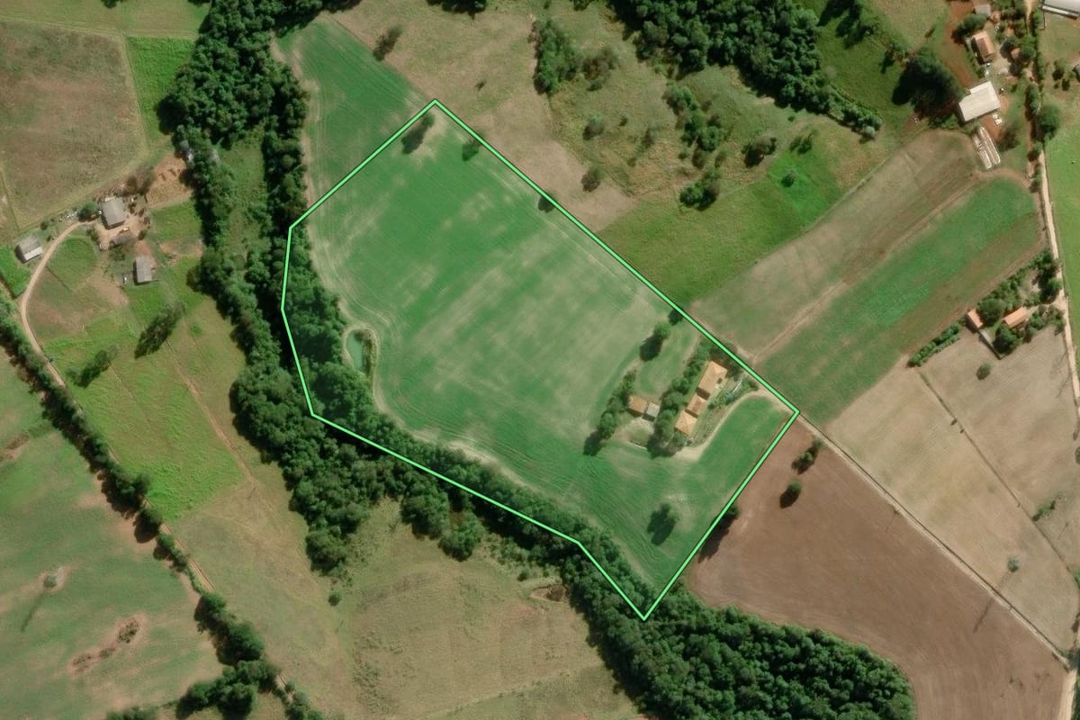 Imagem de satélite do imóvel rural em Itapeva (SP), com o contorno declarado no CAR desenhado por cima.