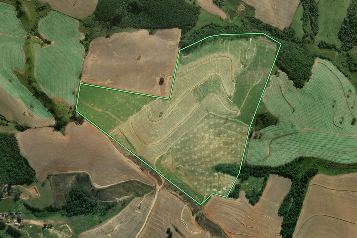 Imagem de satélite do imóvel rural em Itapeva (SP), com o contorno declarado no CAR desenhado por cima.