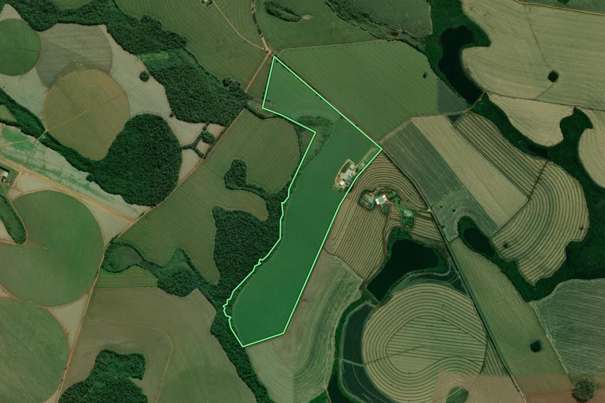 Imagem de satélite do imóvel rural em Itapeva (SP), com o contorno declarado no CAR desenhado por cima.
