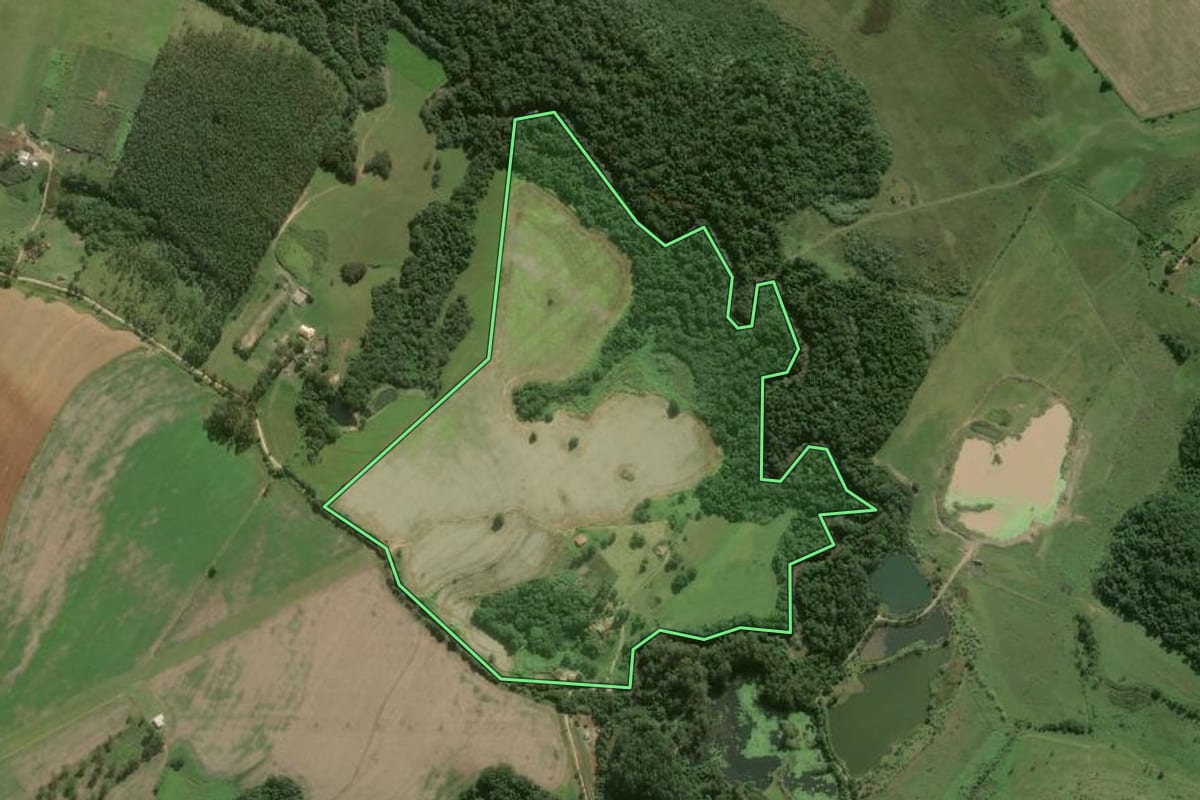 Imagem de satélite do imóvel rural em Itapeva (SP), com o contorno declarado no CAR desenhado por cima.