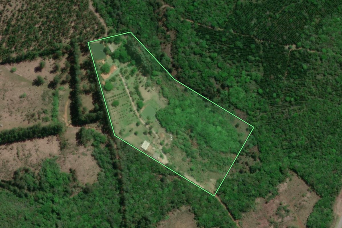 Imagem de satélite do imóvel rural em Itapeva (SP), com o contorno declarado no CAR desenhado por cima.