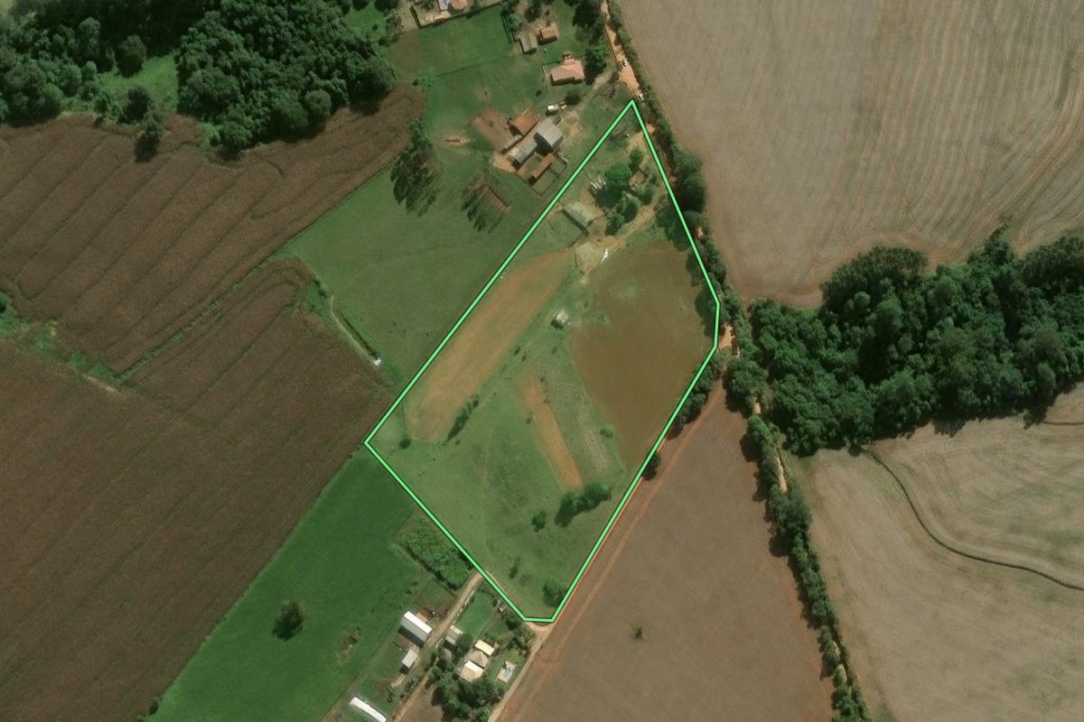 Imagem de satélite do imóvel rural em Itapeva (SP), com o contorno declarado no CAR desenhado por cima.