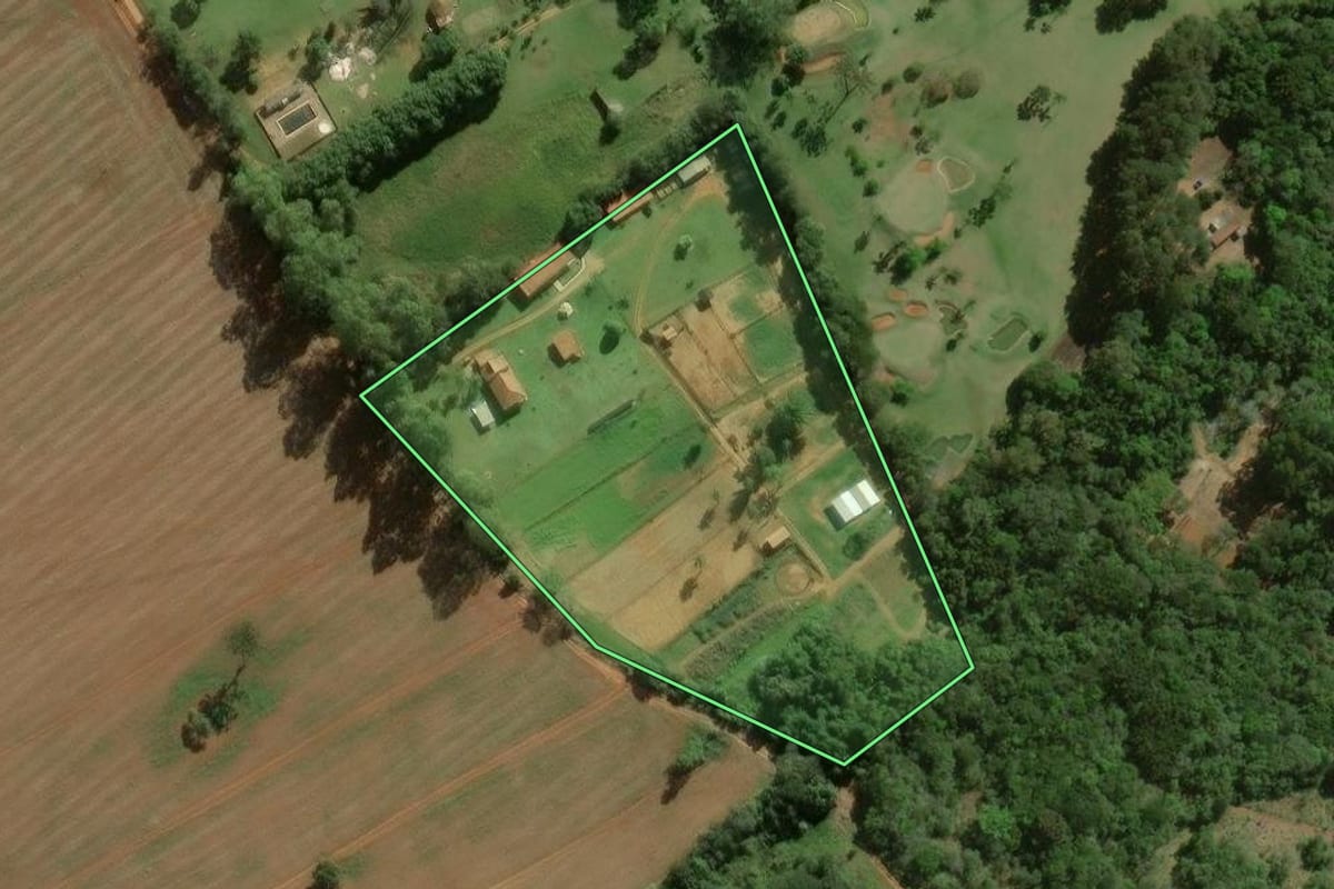 Imagem de satélite do imóvel rural em Itapeva (SP), com o contorno declarado no CAR desenhado por cima.