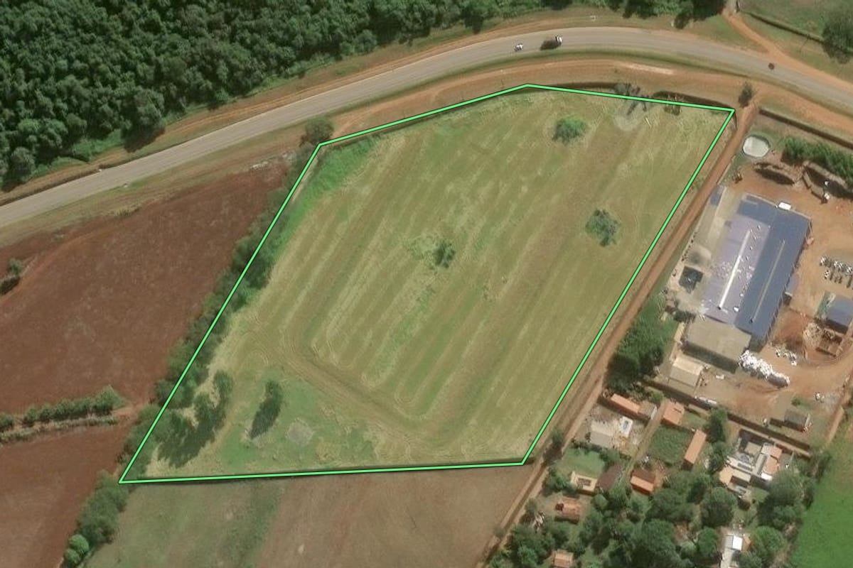 Imagem de satélite do imóvel rural em Itapeva (SP), com o contorno declarado no CAR desenhado por cima.