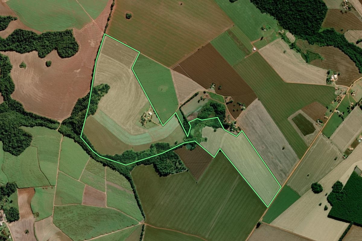 Imagem de satélite do imóvel rural em Itapeva (SP), com o contorno declarado no CAR desenhado por cima.