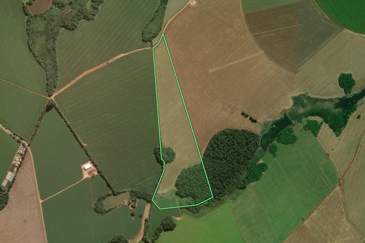 Imagem de satélite do imóvel rural em Itapeva (SP), com o contorno declarado no CAR desenhado por cima.