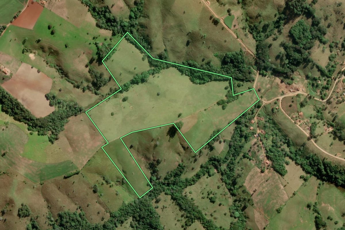 Imagem de satélite do imóvel rural em Itapeva (SP), com o contorno declarado no CAR desenhado por cima.