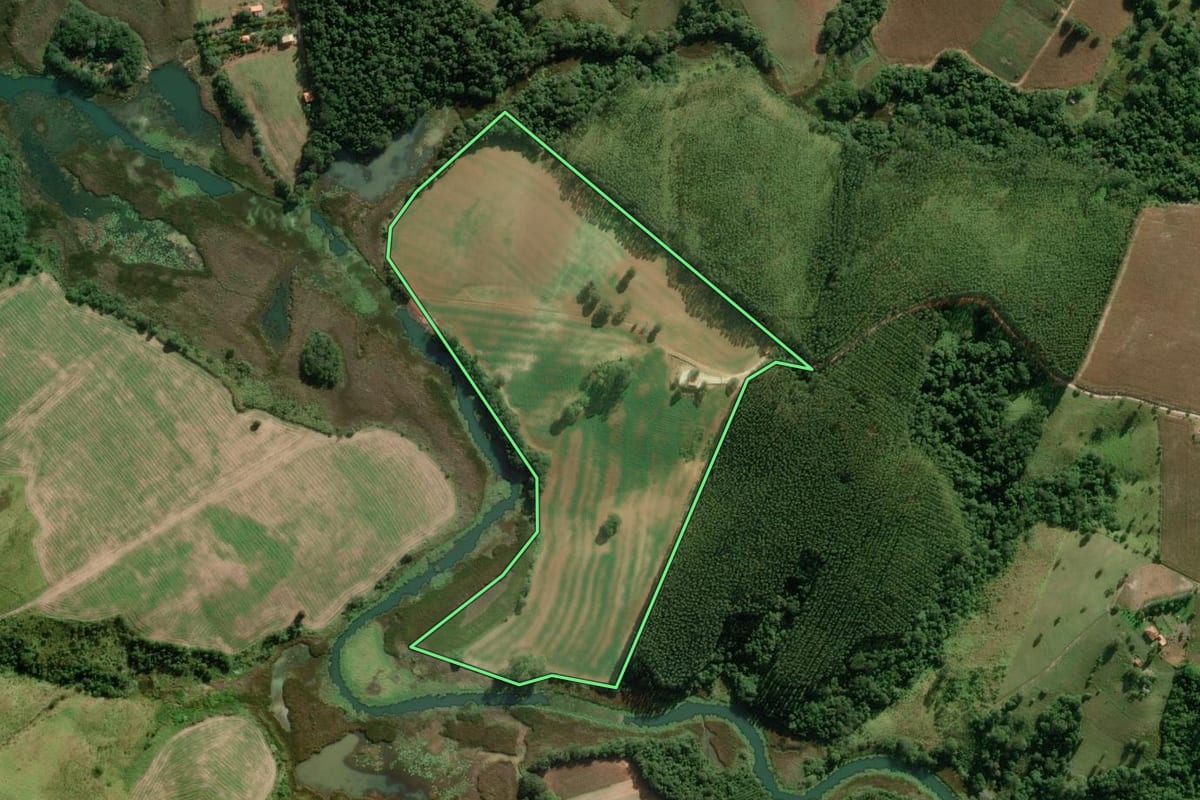 Imagem de satélite do imóvel rural em Itapeva (SP), com o contorno declarado no CAR desenhado por cima.