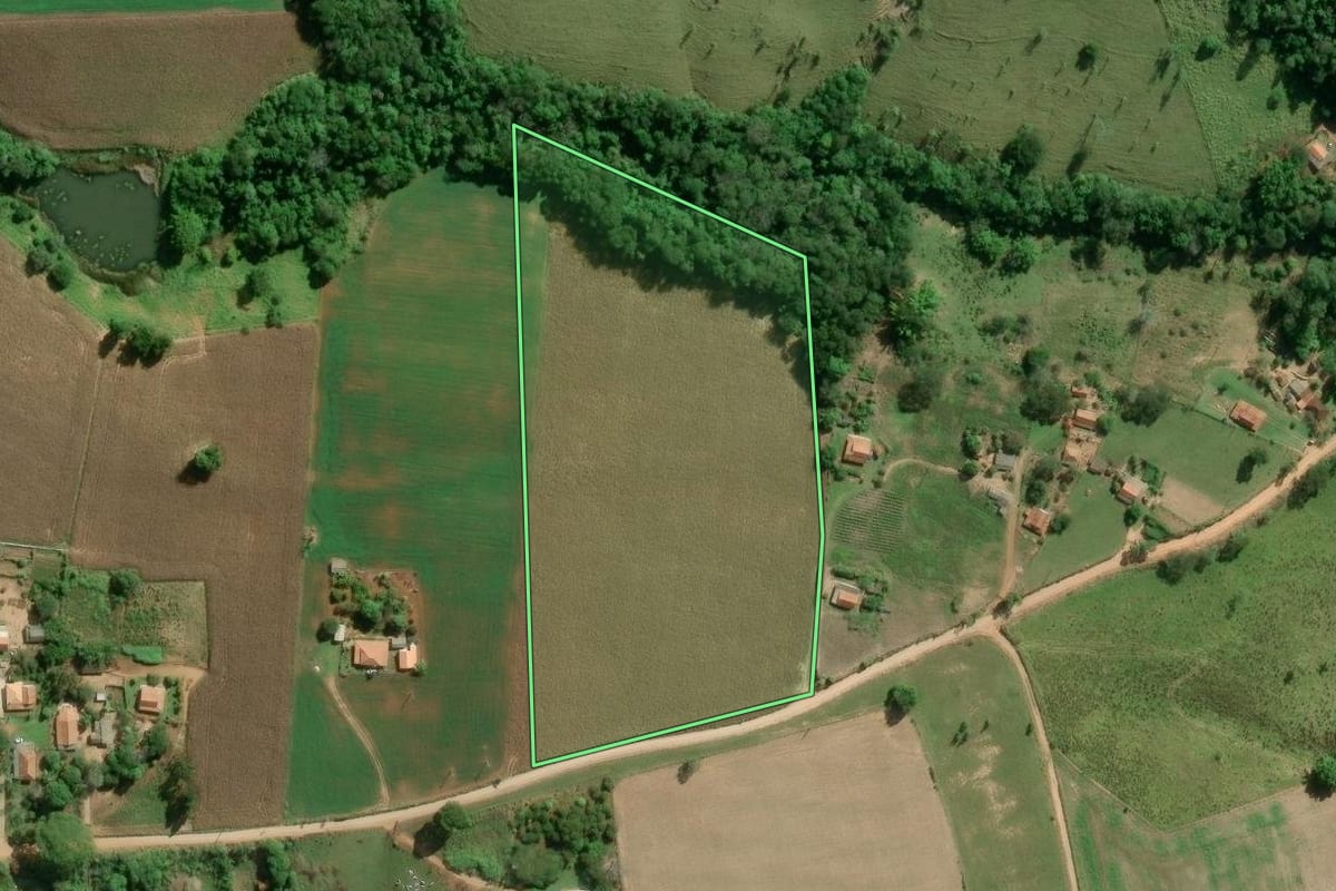 Imagem de satélite do imóvel rural em Itapeva (SP), com o contorno declarado no CAR desenhado por cima.