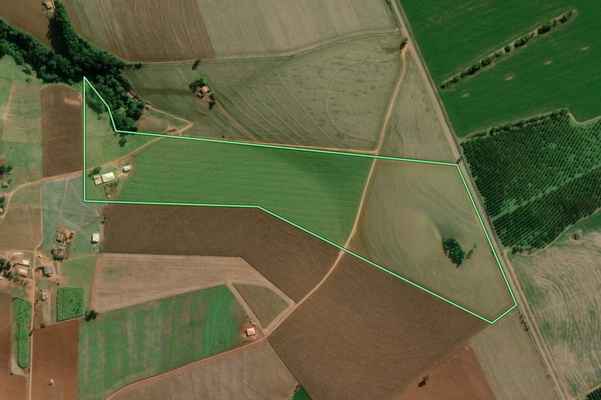 Imagem de satélite do imóvel rural em Itapeva (SP), com o contorno declarado no CAR desenhado por cima.