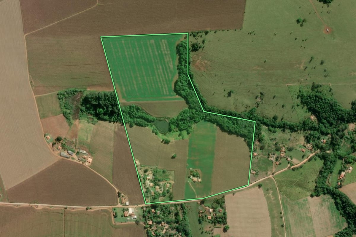 Imagem de satélite do imóvel rural em Itapeva (SP), com o contorno declarado no CAR desenhado por cima.