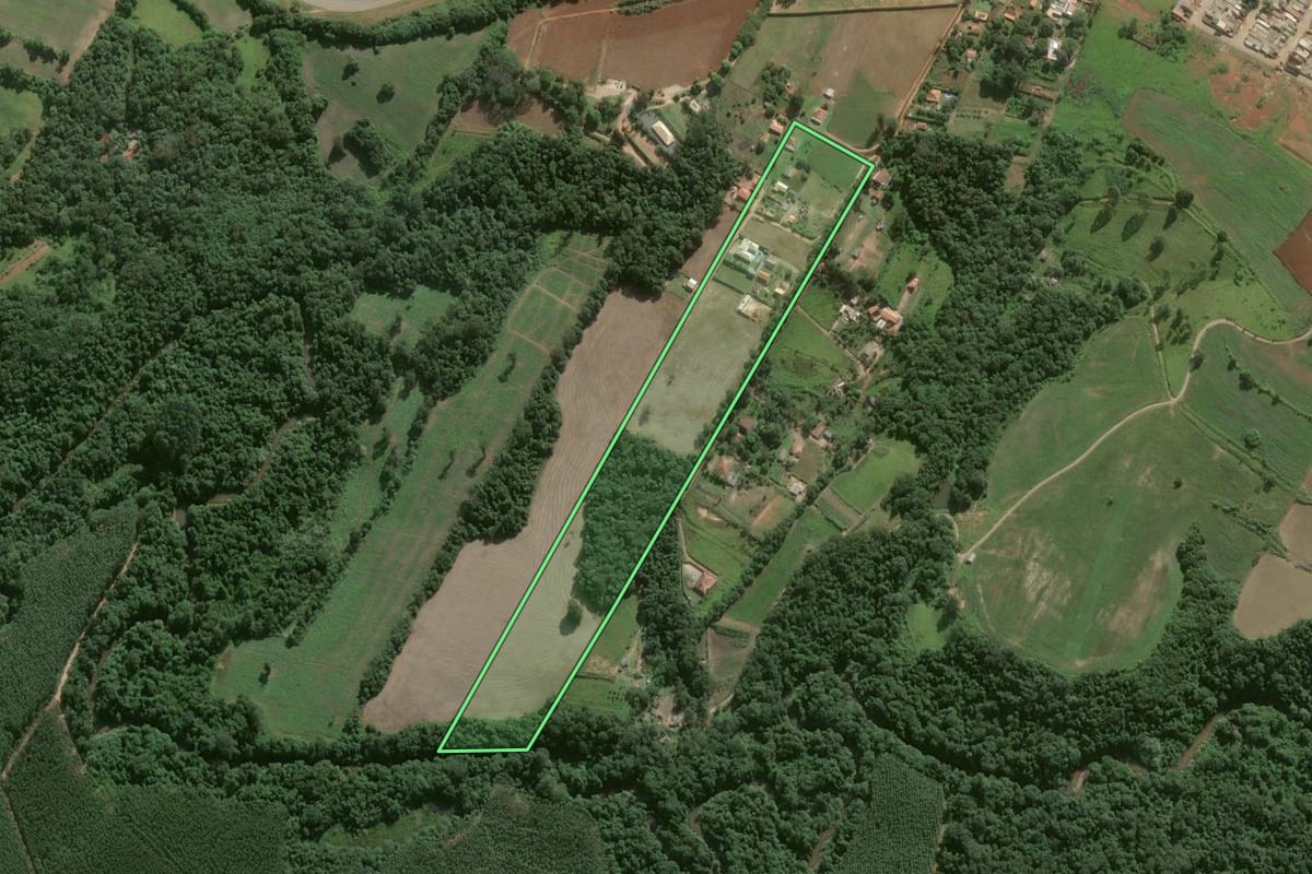 Imagem de satélite do imóvel rural em Itapeva (SP), com o contorno declarado no CAR desenhado por cima.