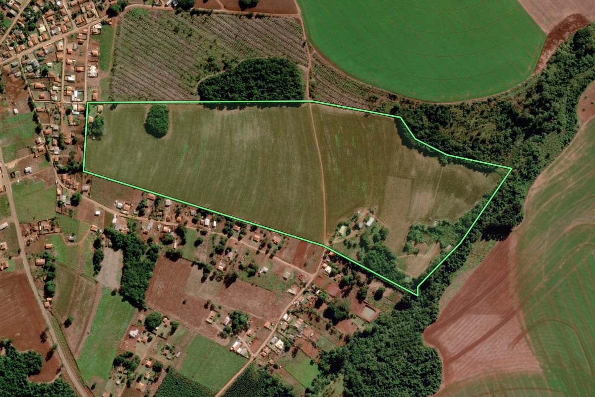 Imagem de satélite do imóvel rural em Itapeva (SP), com o contorno declarado no CAR desenhado por cima.