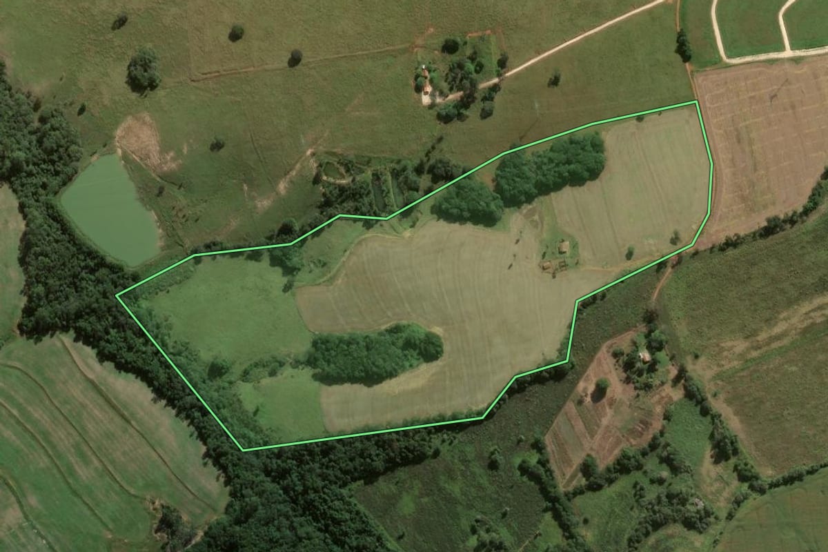 Imagem de satélite do imóvel rural em Itapeva (SP), com o contorno declarado no CAR desenhado por cima.