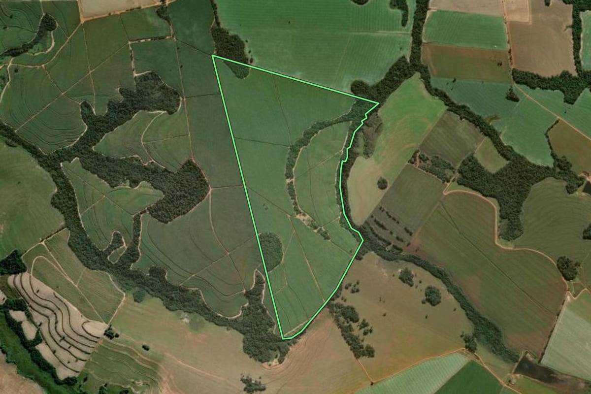 Imagem de satélite do imóvel rural em Itapeva (SP), com o contorno declarado no CAR desenhado por cima.