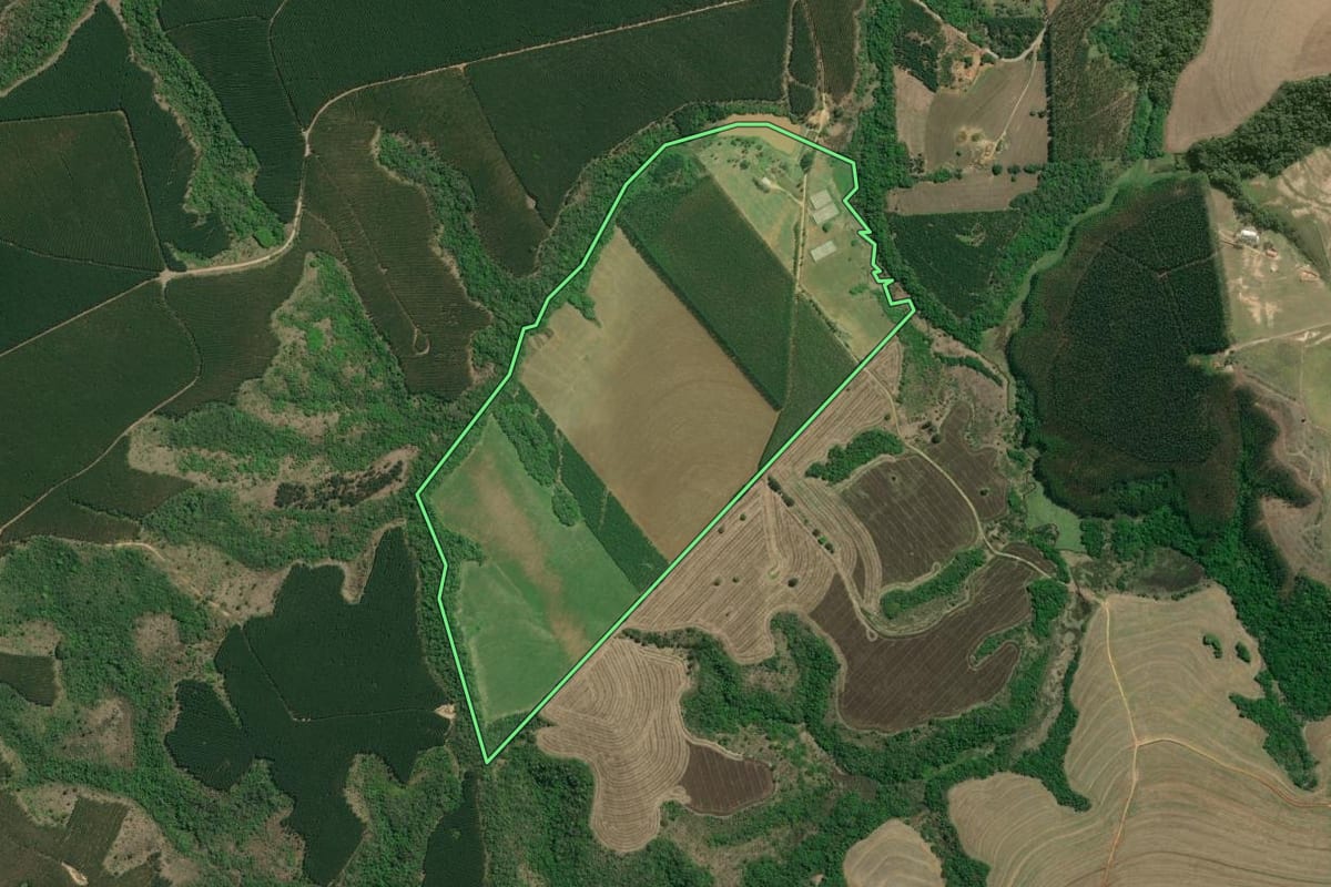 Imagem de satélite do imóvel rural em Itapeva (SP), com o contorno declarado no CAR desenhado por cima.