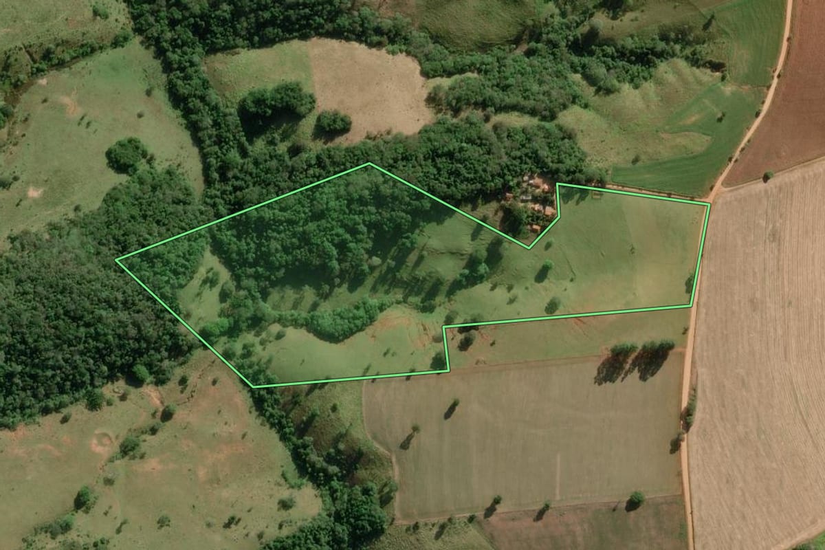 Imagem de satélite do imóvel rural em Itapeva (SP), com o contorno declarado no CAR desenhado por cima.