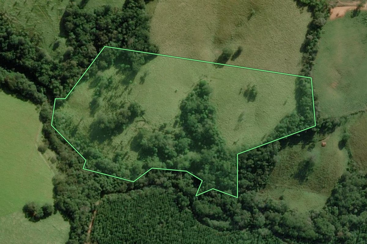 Imagem de satélite do imóvel rural em Itapeva (SP), com o contorno declarado no CAR desenhado por cima.