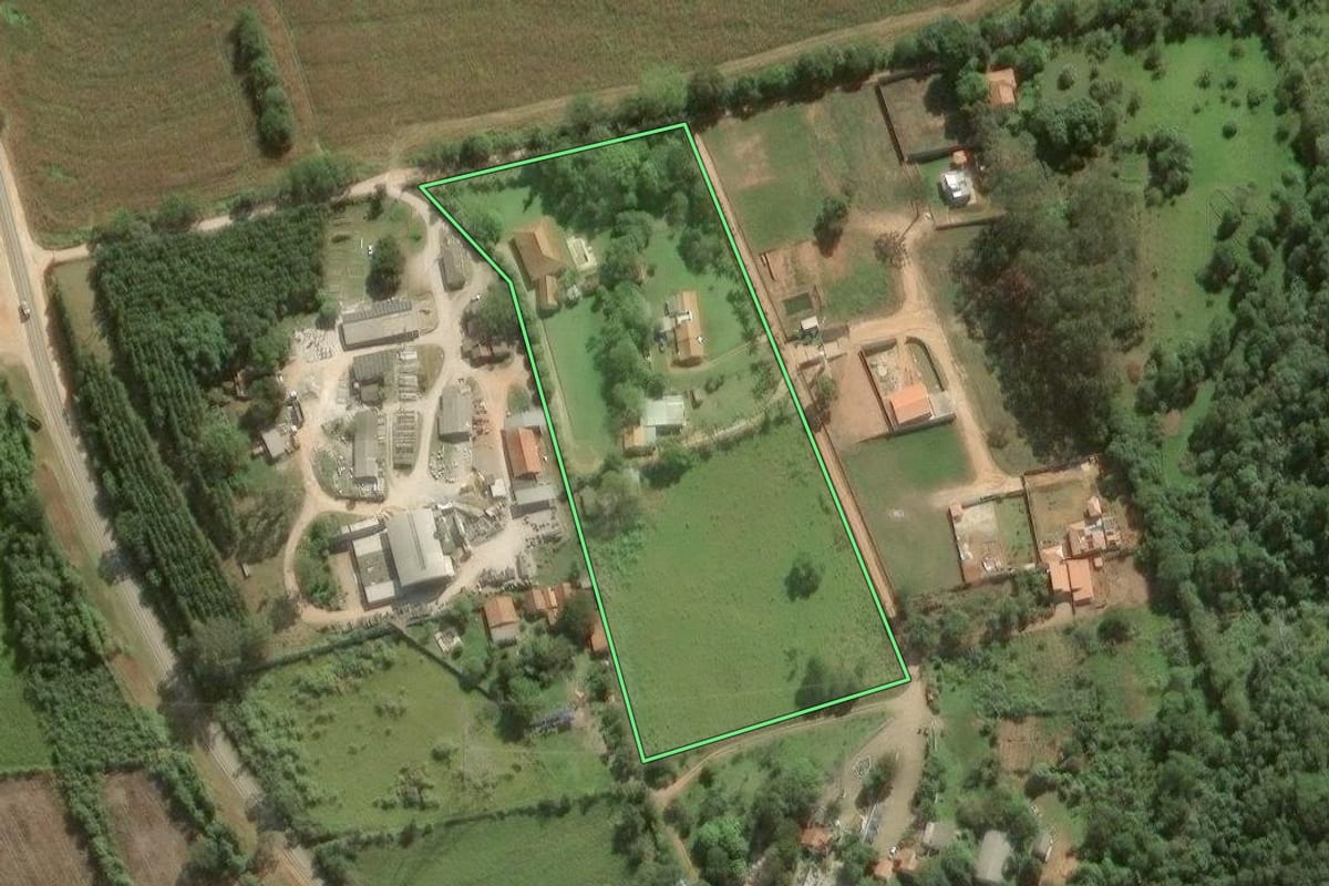 Imagem de satélite do imóvel rural em Itapeva (SP), com o contorno declarado no CAR desenhado por cima.