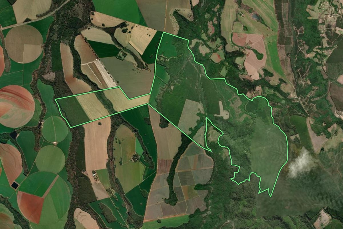 Imagem de satélite do imóvel rural em Itapeva (SP), com o contorno declarado no CAR desenhado por cima.