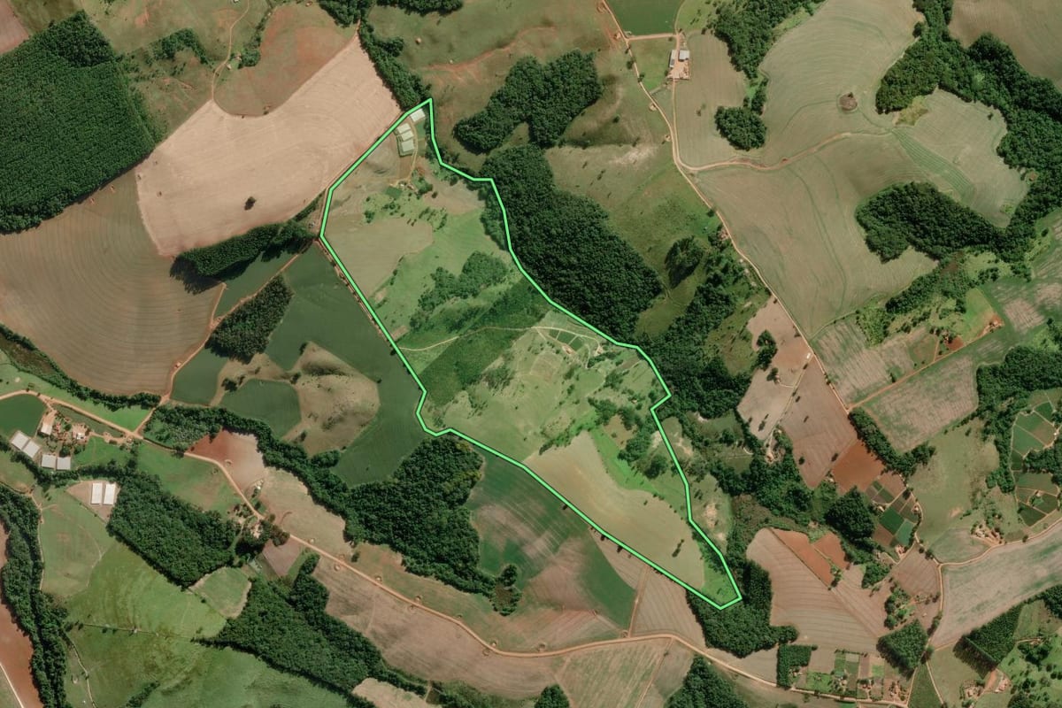 Imagem de satélite do imóvel rural em Itapeva (SP), com o contorno declarado no CAR desenhado por cima.