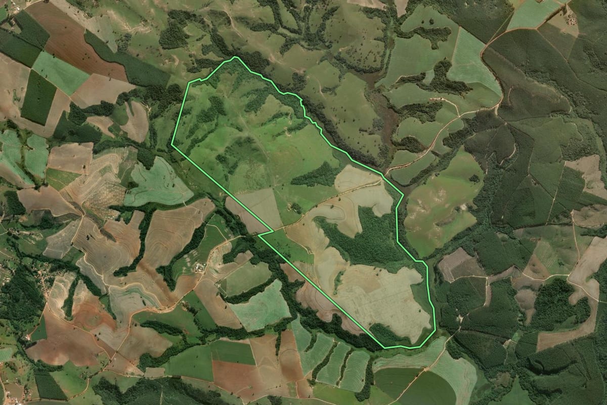 Imagem de satélite do imóvel rural em Itapeva (SP), com o contorno declarado no CAR desenhado por cima.