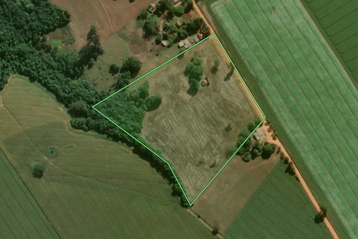 Imagem de satélite do imóvel rural em Itapeva (SP), com o contorno declarado no CAR desenhado por cima.